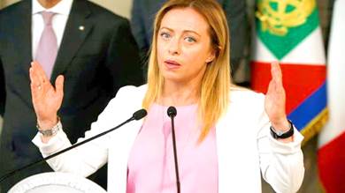 رئيسة وزراء إيطاليا: مأدبة عشاء ماكرون لزيلينسكي في باريس غير لائقة